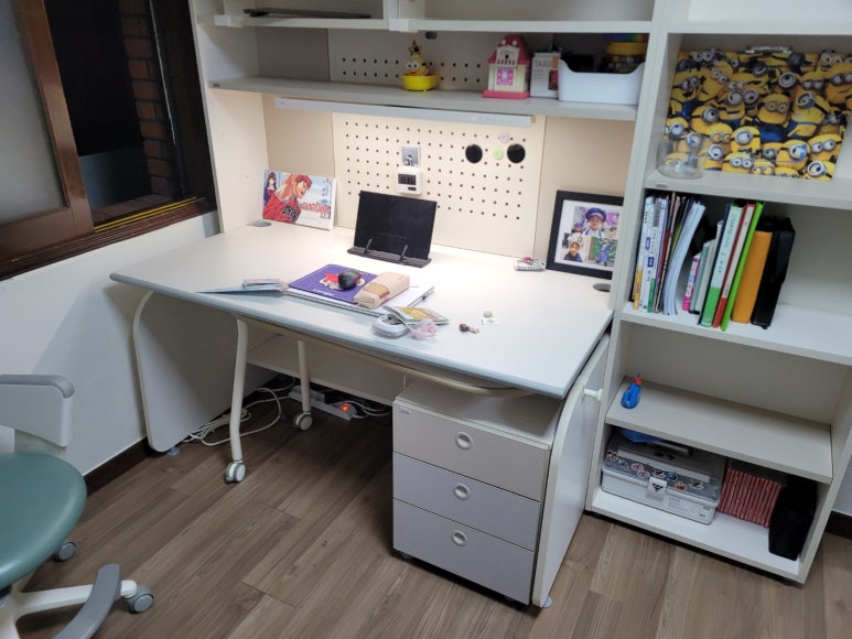 일룸 책상과 연결 책장 이전설치 완료